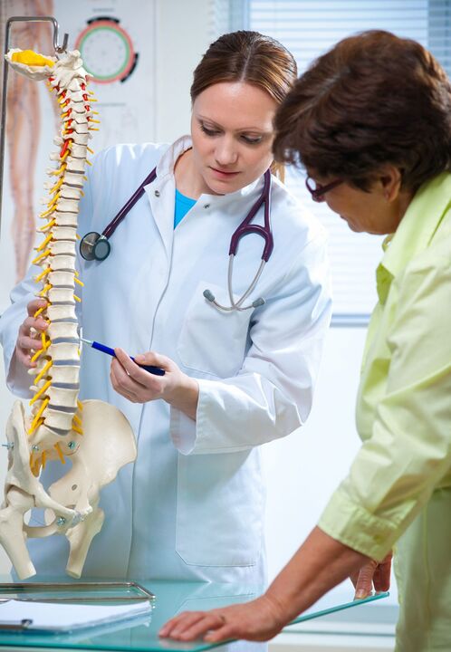 medicul demonstrează osteocondroza coloanei vertebrale pe o machetă